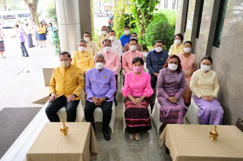 พิธีทำบุญตักบาตรข้าวสารอาหารแห้ง คณะสงฆ์จากวัดระฆังโฆสิตารามวรมหาวิหาร พระอารามหลวง เนื่องในเทศกาลขึ้นปีใหม่ พุทธศักราช 2566