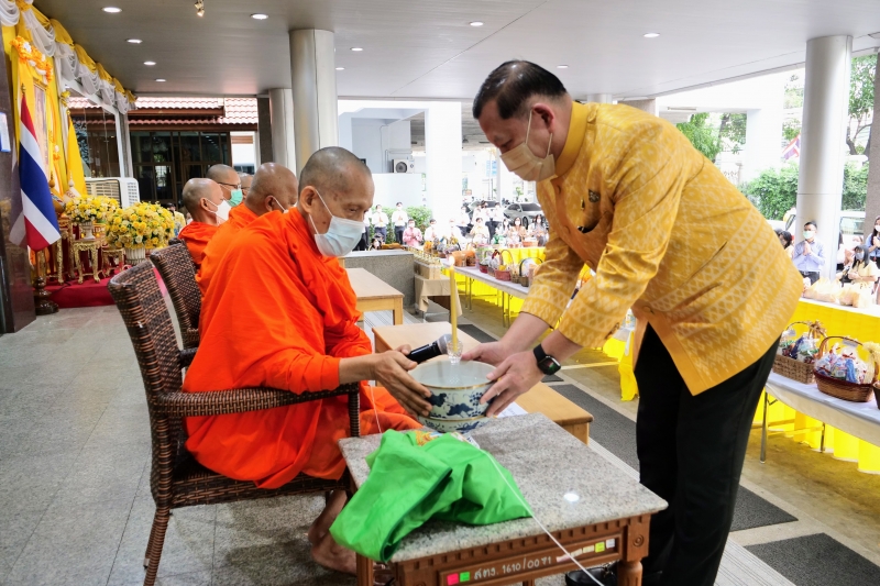 พิธีทำบุญตักบาตรข้าวสารอาหารแห้ง คณะสงฆ์จากวัดระฆังโฆสิตารามวรมหาวิหาร พระอารามหลวง เนื่องในเทศกาลขึ้นปีใหม่ พุทธศักราช 2566