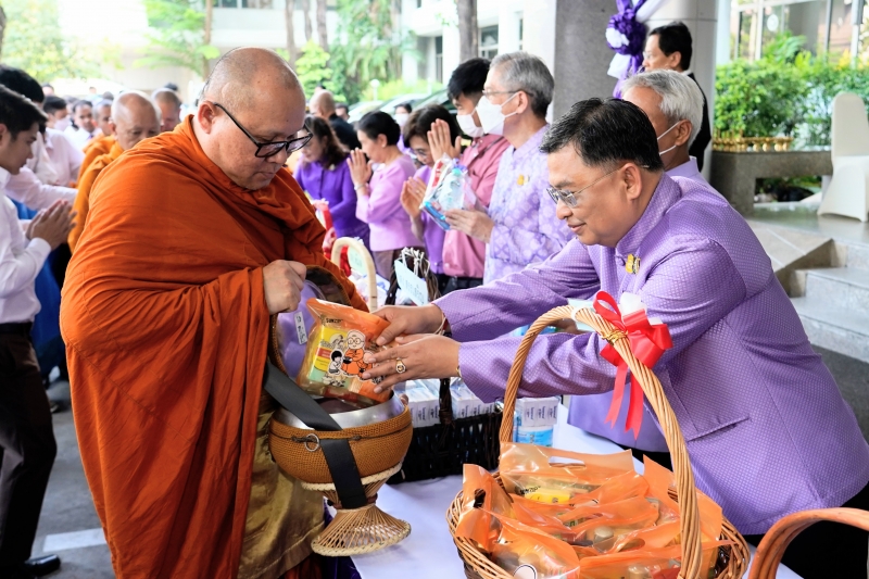 พิธีเจริญพระพุทธมนต์และทำบุญตักบาตร 