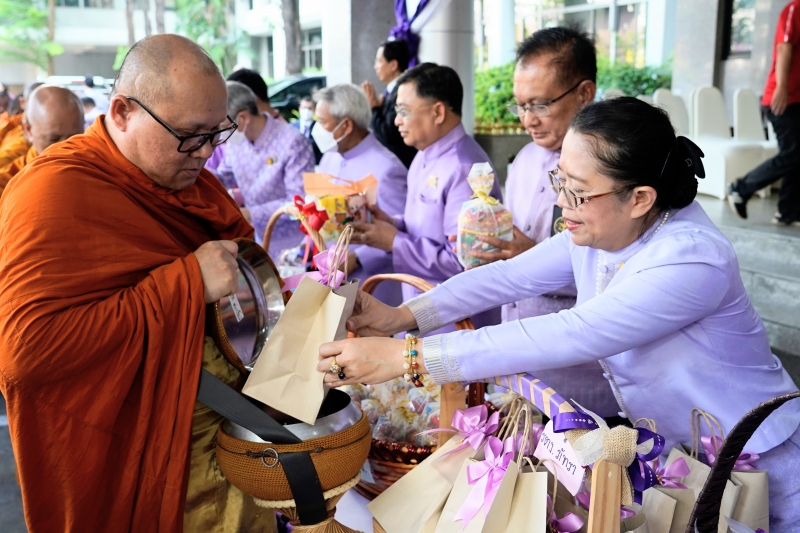 พิธีเจริญพระพุทธมนต์และทำบุญตักบาตร 