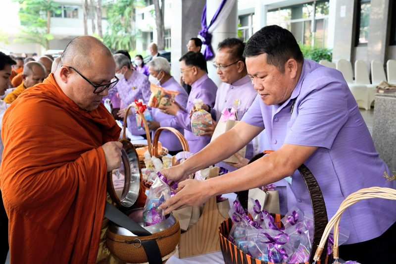 พิธีเจริญพระพุทธมนต์และทำบุญตักบาตร 