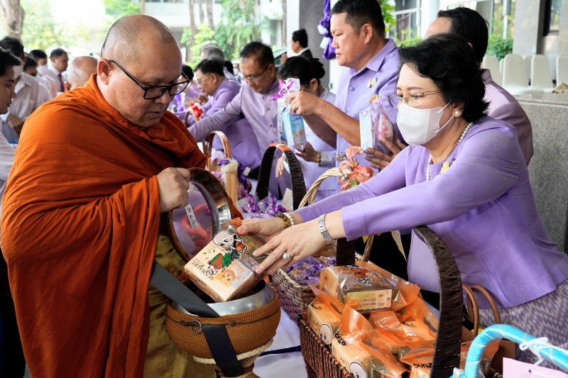 พิธีเจริญพระพุทธมนต์และทำบุญตักบาตร 