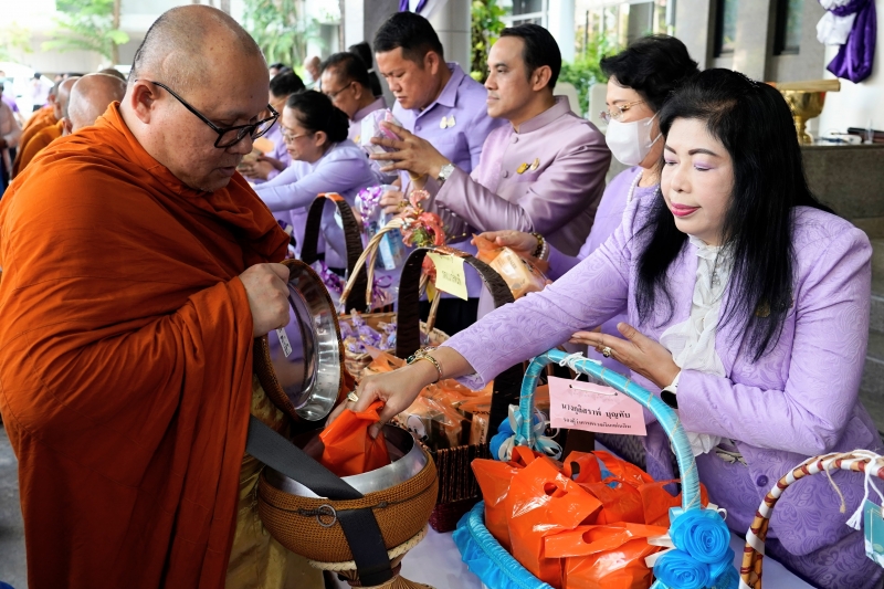 พิธีเจริญพระพุทธมนต์และทำบุญตักบาตร 
