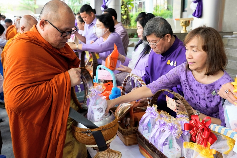 พิธีเจริญพระพุทธมนต์และทำบุญตักบาตร 