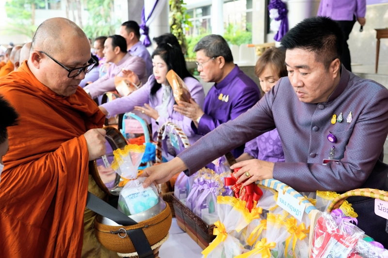 พิธีเจริญพระพุทธมนต์และทำบุญตักบาตร 