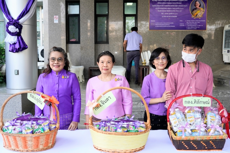 พิธีเจริญพระพุทธมนต์และทำบุญตักบาตร 