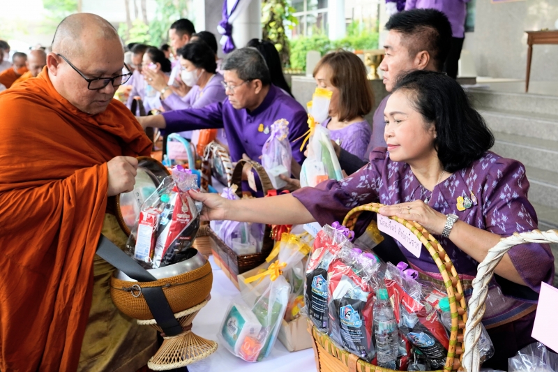 พิธีเจริญพระพุทธมนต์และทำบุญตักบาตร 