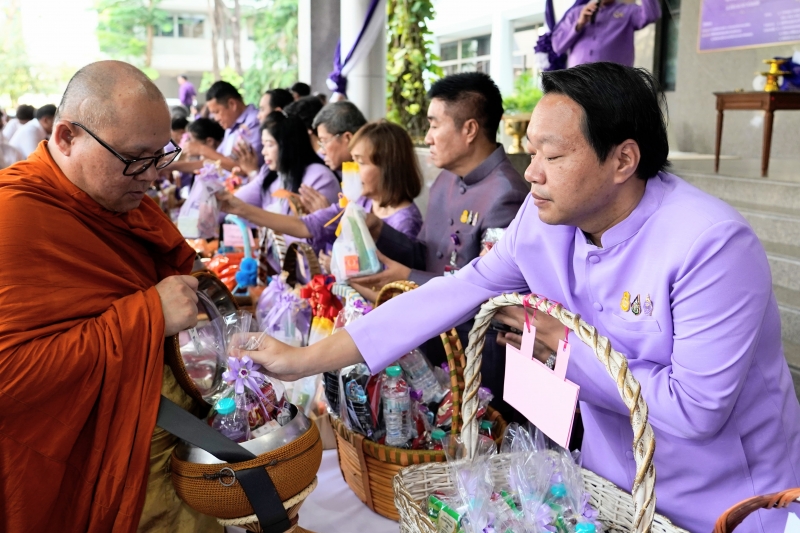 พิธีเจริญพระพุทธมนต์และทำบุญตักบาตร 