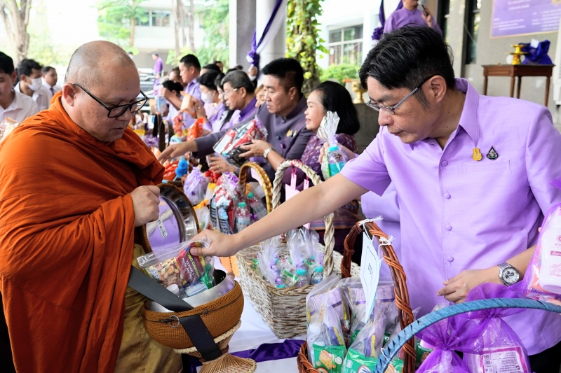 พิธีเจริญพระพุทธมนต์และทำบุญตักบาตร 