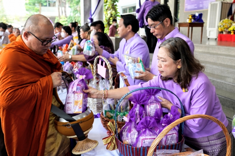 พิธีเจริญพระพุทธมนต์และทำบุญตักบาตร 