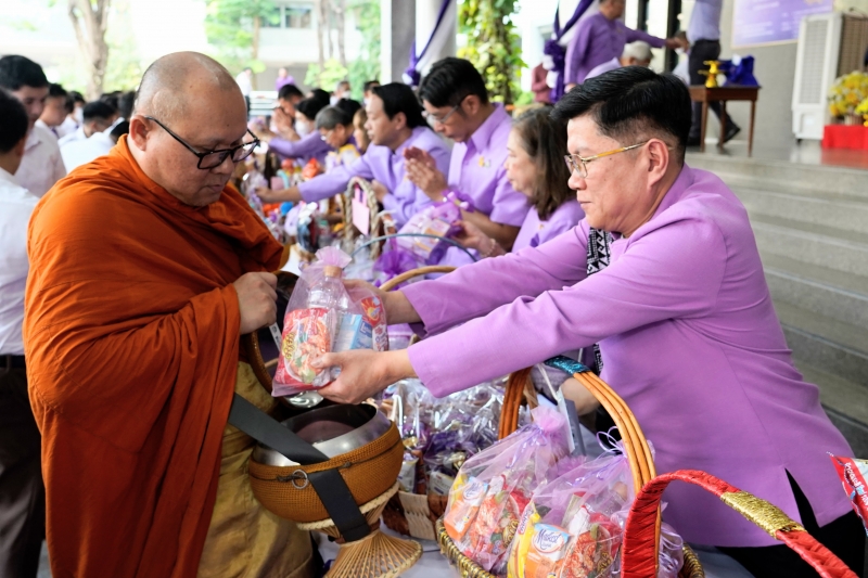 พิธีเจริญพระพุทธมนต์และทำบุญตักบาตร 