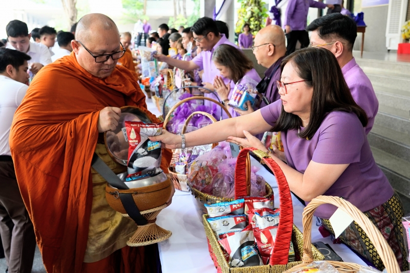 พิธีเจริญพระพุทธมนต์และทำบุญตักบาตร 