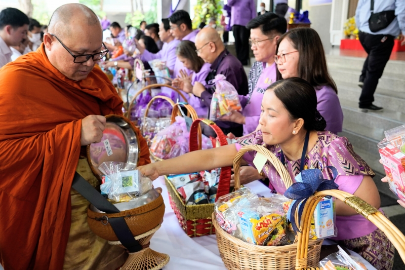 พิธีเจริญพระพุทธมนต์และทำบุญตักบาตร 