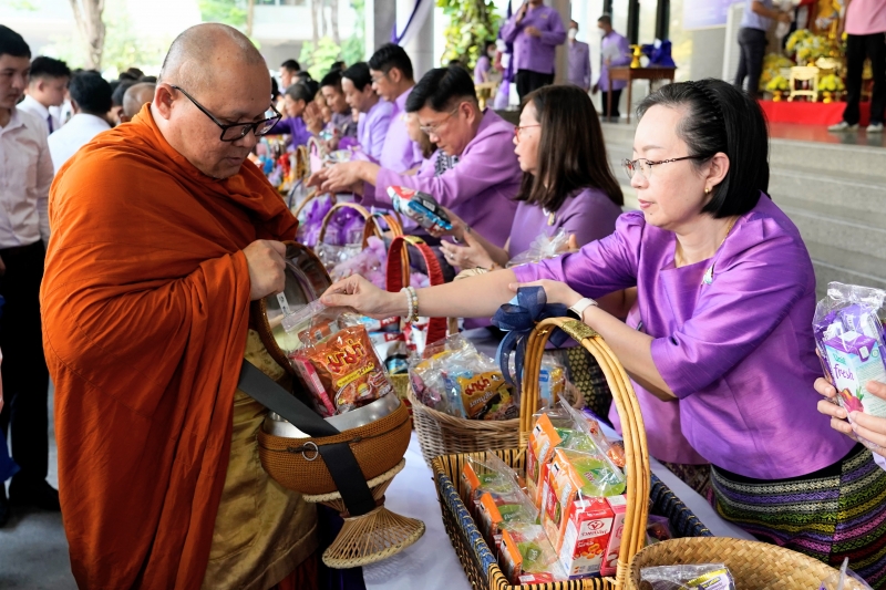 พิธีเจริญพระพุทธมนต์และทำบุญตักบาตร 