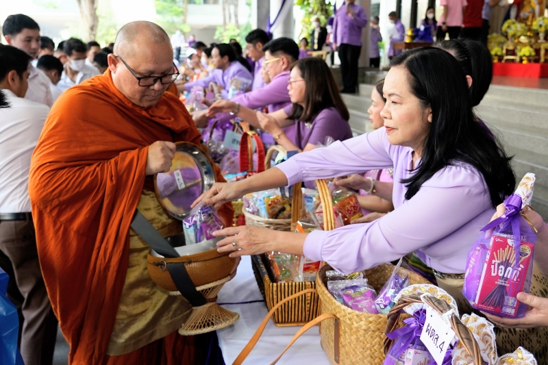 พิธีเจริญพระพุทธมนต์และทำบุญตักบาตร 