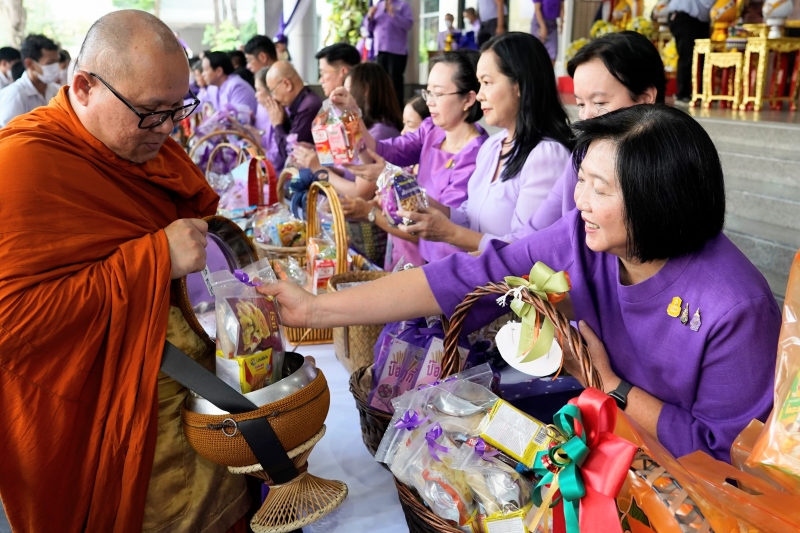 พิธีเจริญพระพุทธมนต์และทำบุญตักบาตร 