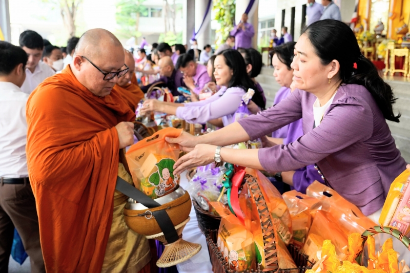 พิธีเจริญพระพุทธมนต์และทำบุญตักบาตร 