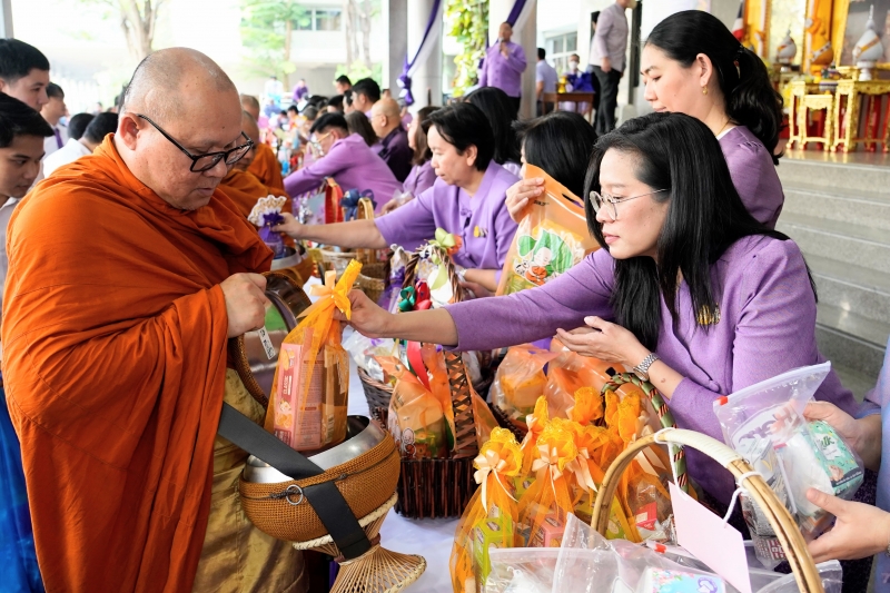 พิธีเจริญพระพุทธมนต์และทำบุญตักบาตร 