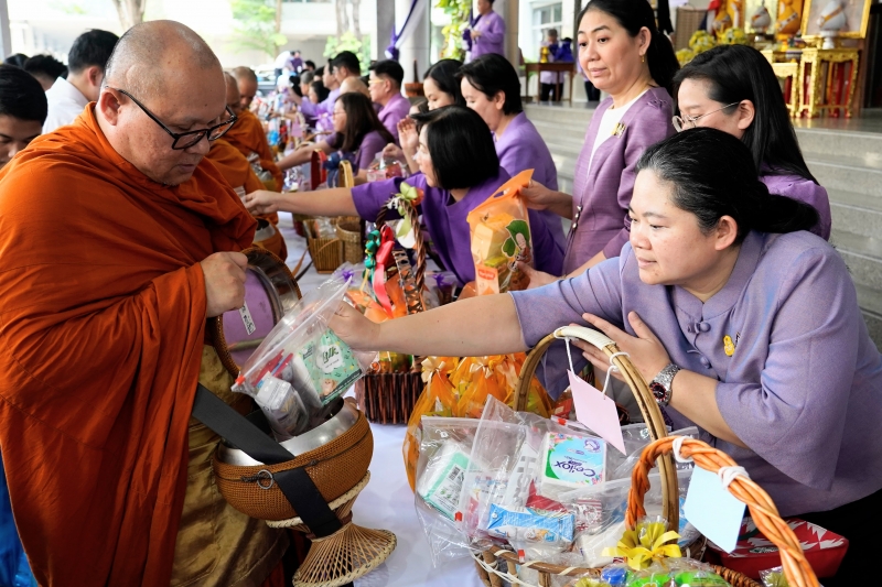 พิธีเจริญพระพุทธมนต์และทำบุญตักบาตร 