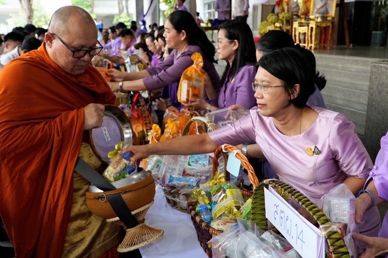 พิธีเจริญพระพุทธมนต์และทำบุญตักบาตร 