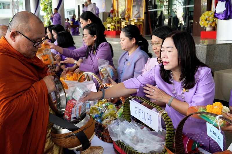 พิธีเจริญพระพุทธมนต์และทำบุญตักบาตร 