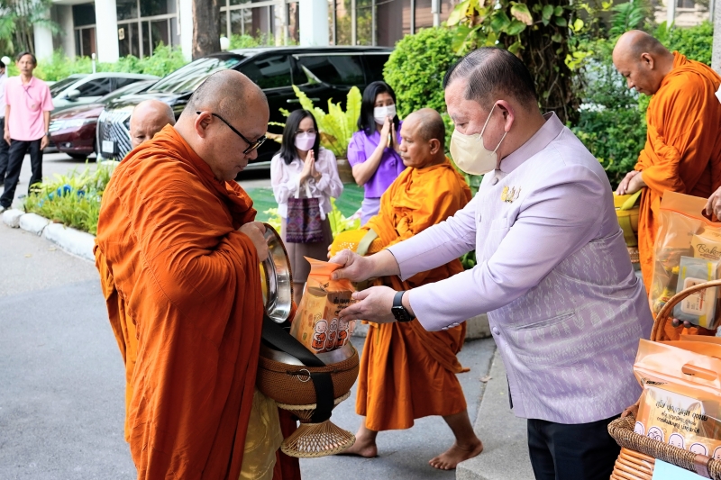 พิธีเจริญพระพุทธมนต์และทำบุญตักบาตร 