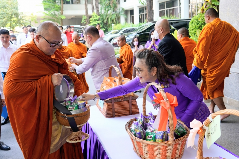 พิธีเจริญพระพุทธมนต์และทำบุญตักบาตร 
