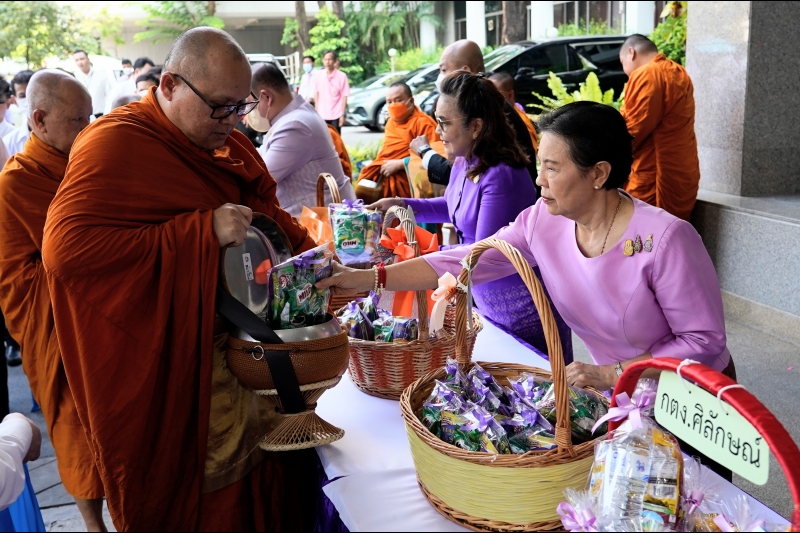พิธีเจริญพระพุทธมนต์และทำบุญตักบาตร 