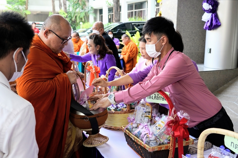 พิธีเจริญพระพุทธมนต์และทำบุญตักบาตร 