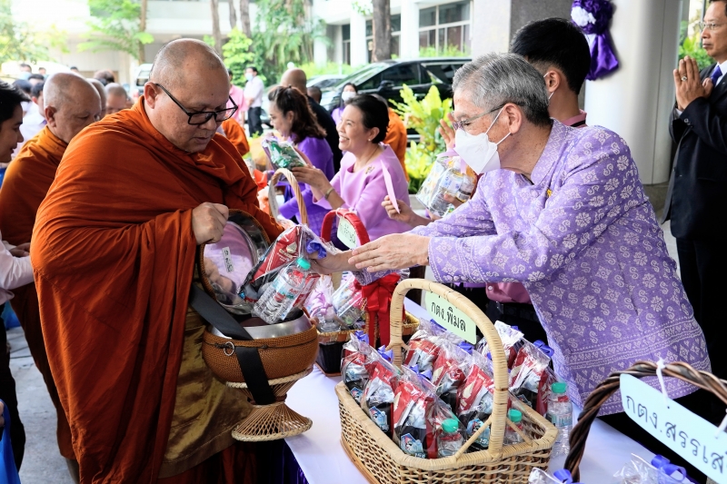 พิธีเจริญพระพุทธมนต์และทำบุญตักบาตร 
