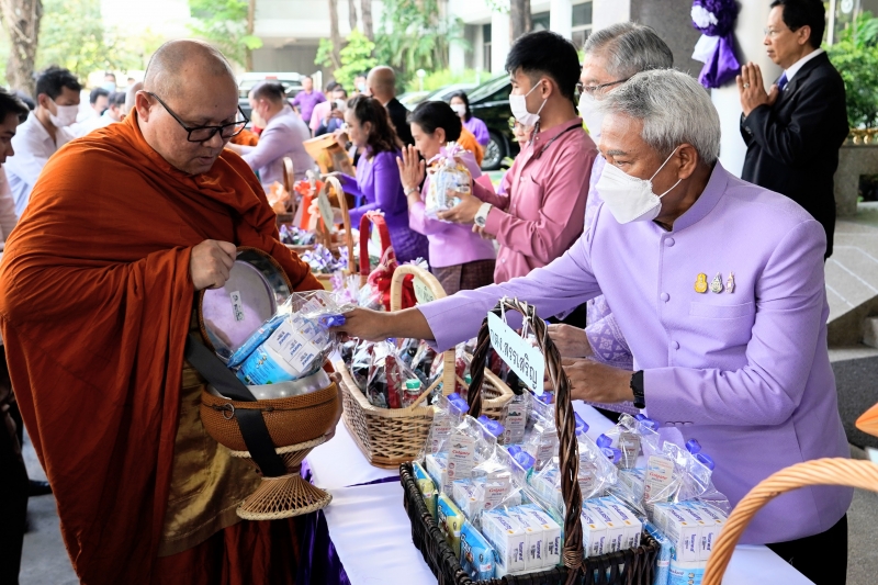 พิธีเจริญพระพุทธมนต์และทำบุญตักบาตร 