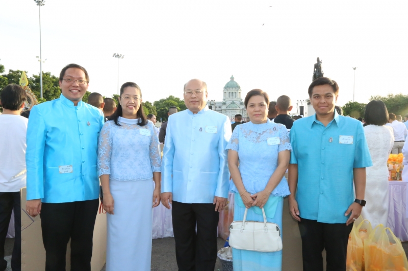 พิธีทำบุญตักบาตรวันแม่ ณ พระลานพระราชวังดุสิต