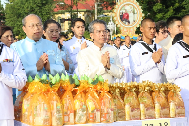 พิธีทำบุญตักบาตรวันแม่ ณ พระลานพระราชวังดุสิต