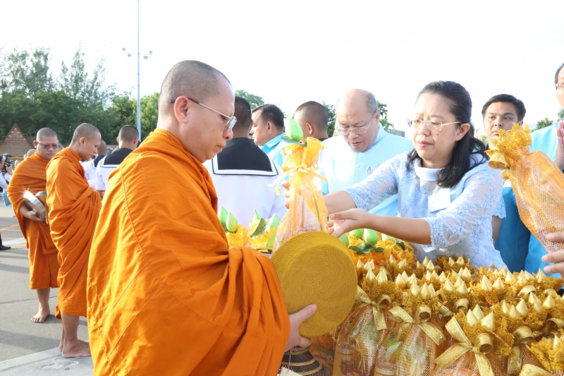 พิธีทำบุญตักบาตรวันแม่ ณ พระลานพระราชวังดุสิต