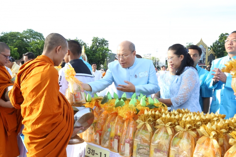 พิธีทำบุญตักบาตรวันแม่ ณ พระลานพระราชวังดุสิต