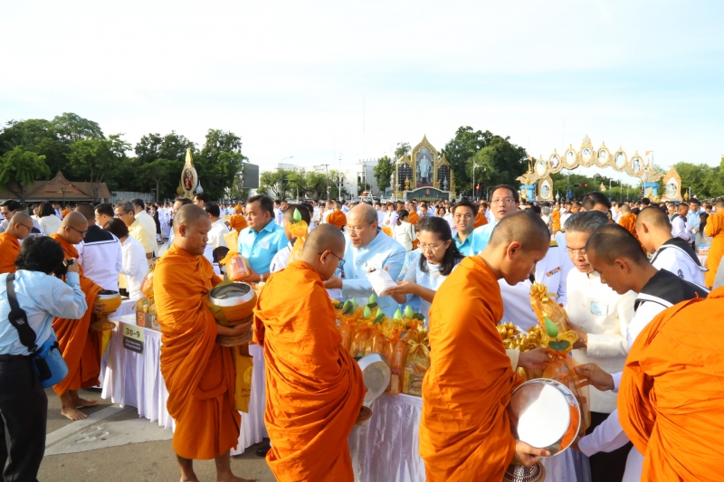 พิธีทำบุญตักบาตรวันแม่ ณ พระลานพระราชวังดุสิต