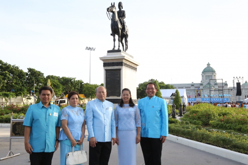 พิธีทำบุญตักบาตรวันแม่ ณ พระลานพระราชวังดุสิต
