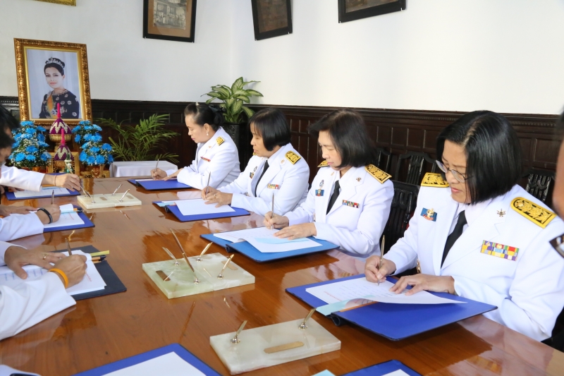 ลงนามถวายพระพรสมเด็จพระนางเจ้าสิริกิติ์ พระบรมราชินีนาถ