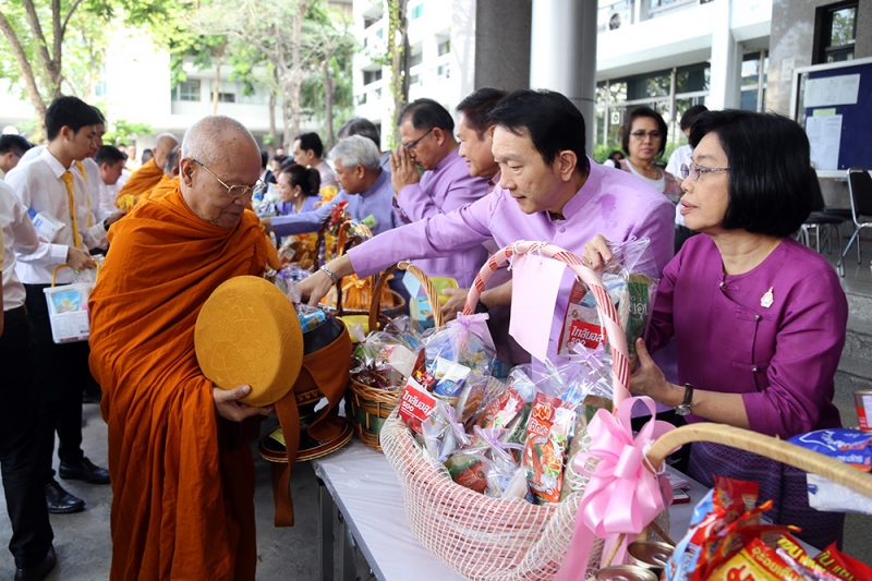 พิธีทำบุญตักบาตรข้าวสารอาหารแห้ง เดือนเมษายน 2562