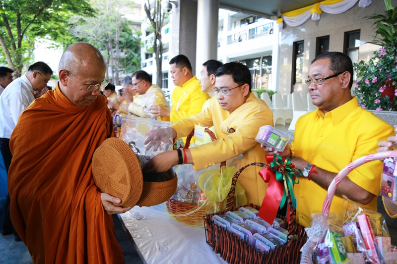 พิธีทำบุญตักบาตรข้าวสารอาหารแห้ง เดือนพฤษภาคม 2562