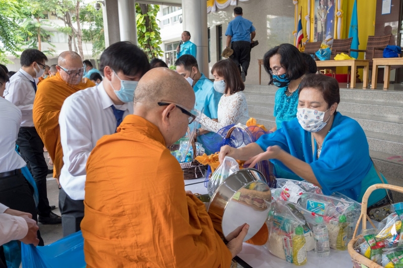 พิธีทำบุญตักบาตรข้าวสารอาหารแห้ง คณะสงฆ์จำนวน 9 รูป จากวัดเทพธิดารามวรวิหาร พระอารามหลวง เพื่อน้อมถวายเป็นพระราชกุศลและถวายพระพร