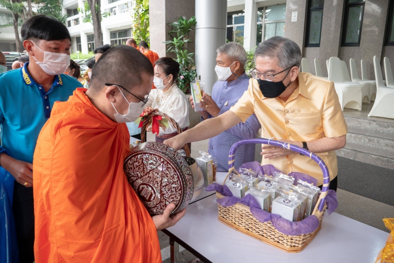 พิธีทำบุญตักบาตรข้าวสารอาหารแห้ง คณะสงฆ์จากวัดอินทรวิหาร พระอารามหลวง