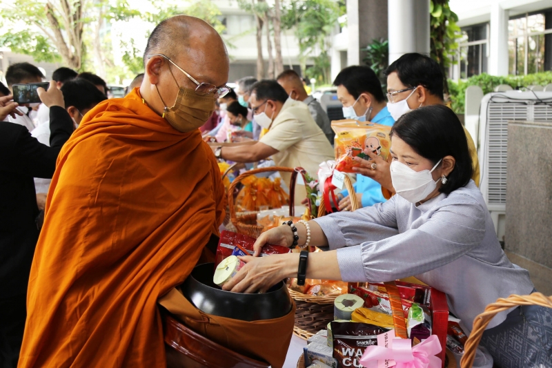 พิธีทำบุญตักบาตรข้าวสารอาหารแห้ง คณะสงฆ์จากวัดพระราม 9 กาญจนาภิเษก พระอารามหลวง