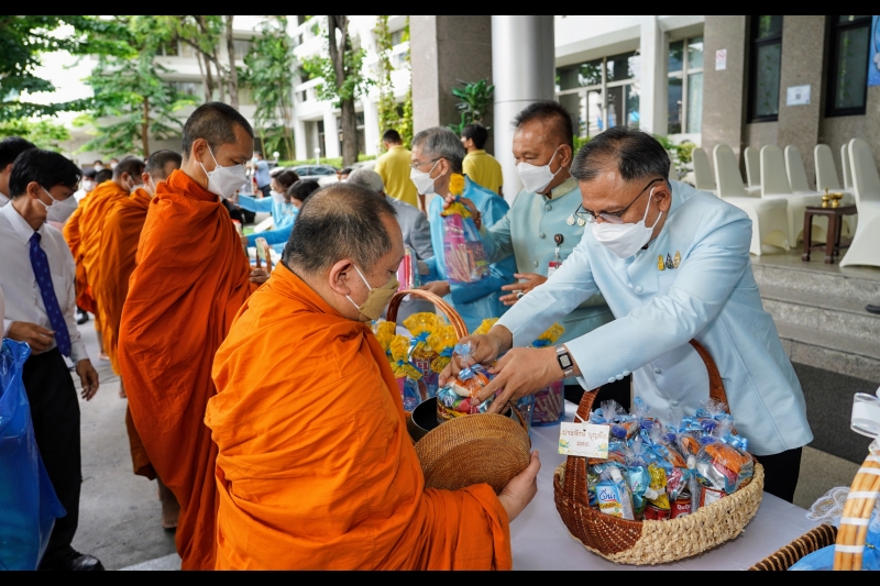 พิธีทำบุญตักบาตรข้าวสารอาหารแห้ง คณะสงฆ์จากวัดบรมนิวาสราชวรวิหาร เนื่องในโอกาสมหามงคลเฉลิมพระชนมพรรษา 90 พรรษา 12 สิงหาคม 2565 ณ