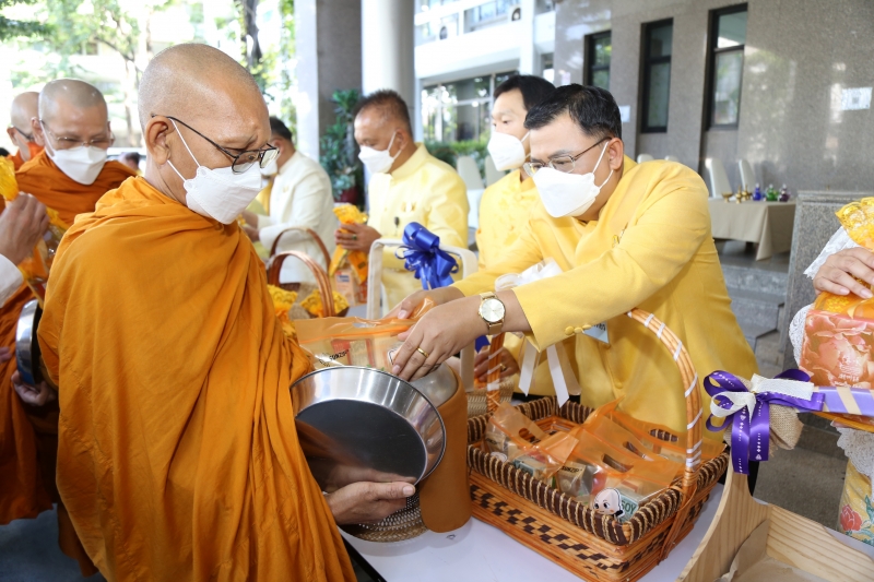 พิธีทำบุญตักบาตรข้าวสารอาหารแห้ง คณะสงฆ์จากวัดราชคฤห์วรวิหาร พระอารามหลวง เพื่อน้อมอุทิศถวายเป็นพระราชกุศลแด่ พระบาทสมเด็จพระบร