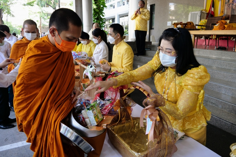 พิธีทำบุญตักบาตรข้าวสารอาหารแห้ง คณะสงฆ์จากวัดพระราม 9 กาญจนาภิเษก พระอารามหลวง