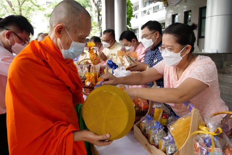 พิธีทำบุญตักบาตรข้าวสารอาหารแห้ง คณะสงฆ์จากวัดระฆังโฆสิตารามวรมหาวิหาร พระอารามหลวง เนื่องในเทศกาลขึ้นปีใหม่ พุทธศักราช 2566