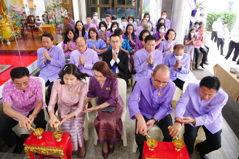 พิธีสวดพระพุทธมนต์และทำบุญตักบาตร 