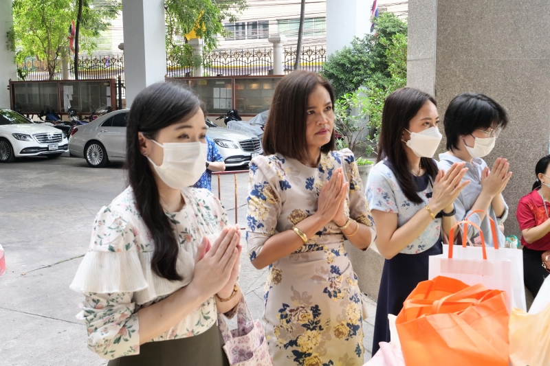 พิธีเจริญพระพุทธมนต์และทำบุญตักบาตร คณะสงฆ์ จำนวน 9 รูป