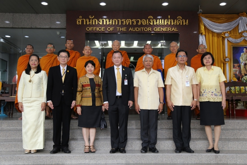 ทำบุญตักบาตรข้าวสารอาหารแห้ง